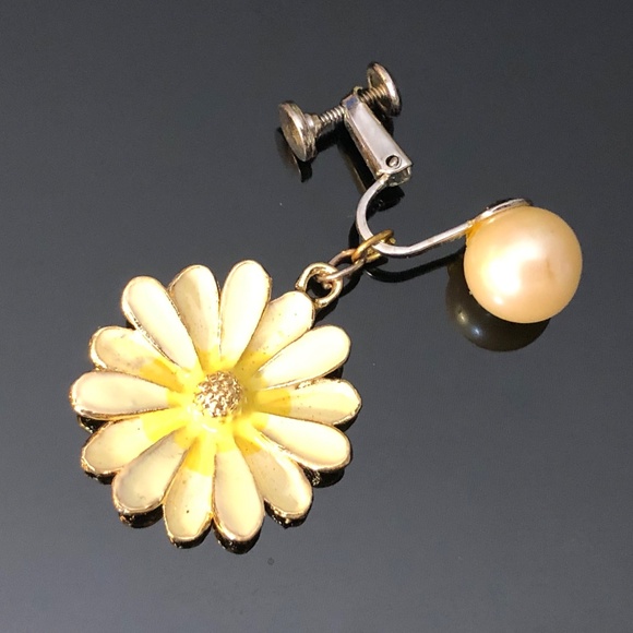 Vintage 50s Faux Pearl Screw Back/Clip On Earrings w/Dangling Ivory Daisy Flower - Picture 8 of 11